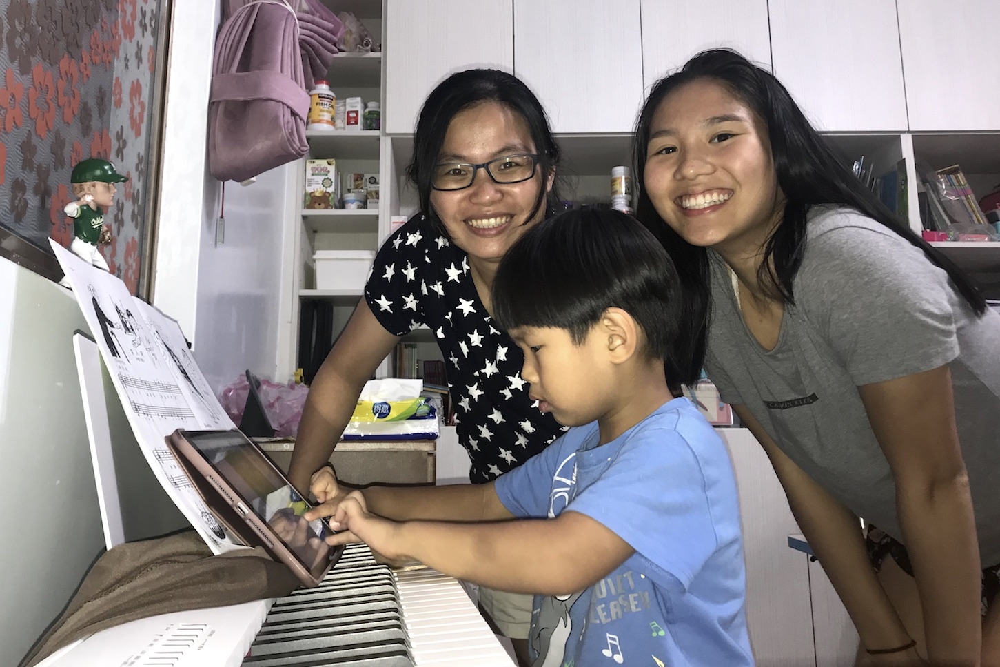 Iris with her host family in New Taipei City, Taiwan.