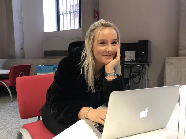 Anna studying in the library at Alcalá de Henares University.