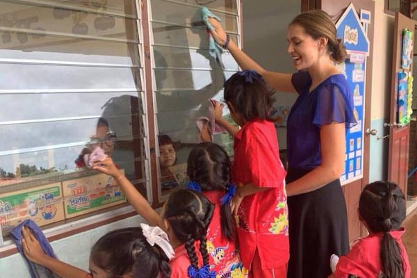 Jennalyn with her students in Thailand.